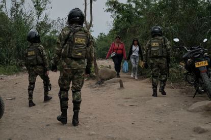 Militares colombianos patrullan por las trochas cerca al Puente Internacional Simón Bolívar en Colombia, el 29 de marzo.