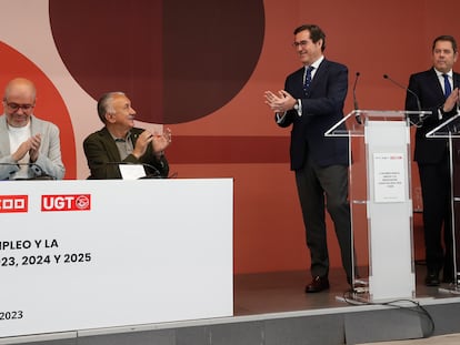 El presidente de CEPYME, Gerardo Cueva; el presidente de la CEOE, Antonio Garamendi; el secretario general de CCOO, Unai Sordo, y el secretario general de UGT, Pepe Álvarez, durante la firma del V Acuerdo para el Empleo y la Negociación Colectiva (AENC), este miércoles en Madrid.