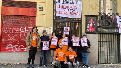 Vecinos y miembros del Sindicato de Inquilinas frente al bloque de la calle Galileo, 22, en Madrid.