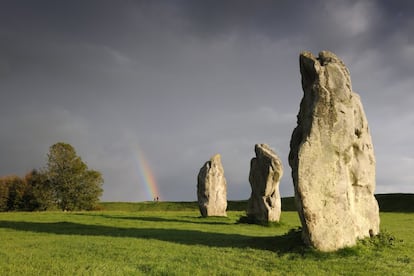 Más grande y antiguo que su vecino Stonehenge, y también declarado patrimonio mundial, el conjunto megalítico de Avebury se cuenta también entre los más célebres del mundo. Tres círculos de piedras levantados en el tercer milenio antes de Cristo con función, muy probablemente, ritual o ceremonial. Los arqueólogos acaban de descubrir una formación cuadrada dentro de ellos, restos quizás de un edificio neolítico que podría estar fechado alrededor del 3500 antes de Cristo, y ser el corazón a partir del cual se fue construyendo Avebury a lo largo de los siglos.