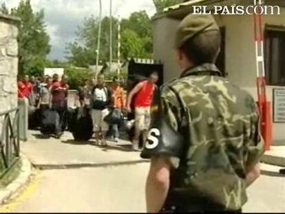 Los primeros alumnos de la academia militar de Hoyo de Manzanares  (Madrid) abandonaron hoy el recinto después de casi diez días en  observación a raíz del brote de gripe A detectado la semana pasada y  que afectó a un total de 29 soldados en el cuartel.La medida de aislamiento se levantó anoche para los 340 alumnos  que se mantuvieron en cuarentena de forma preventiva desde el pasado jueves 21 de mayo, tras confirmarse los primeros casos y que ha  retrasado hasta hoy el acto de jura de bandera de los soldados  profesionales de segundo ciclo.