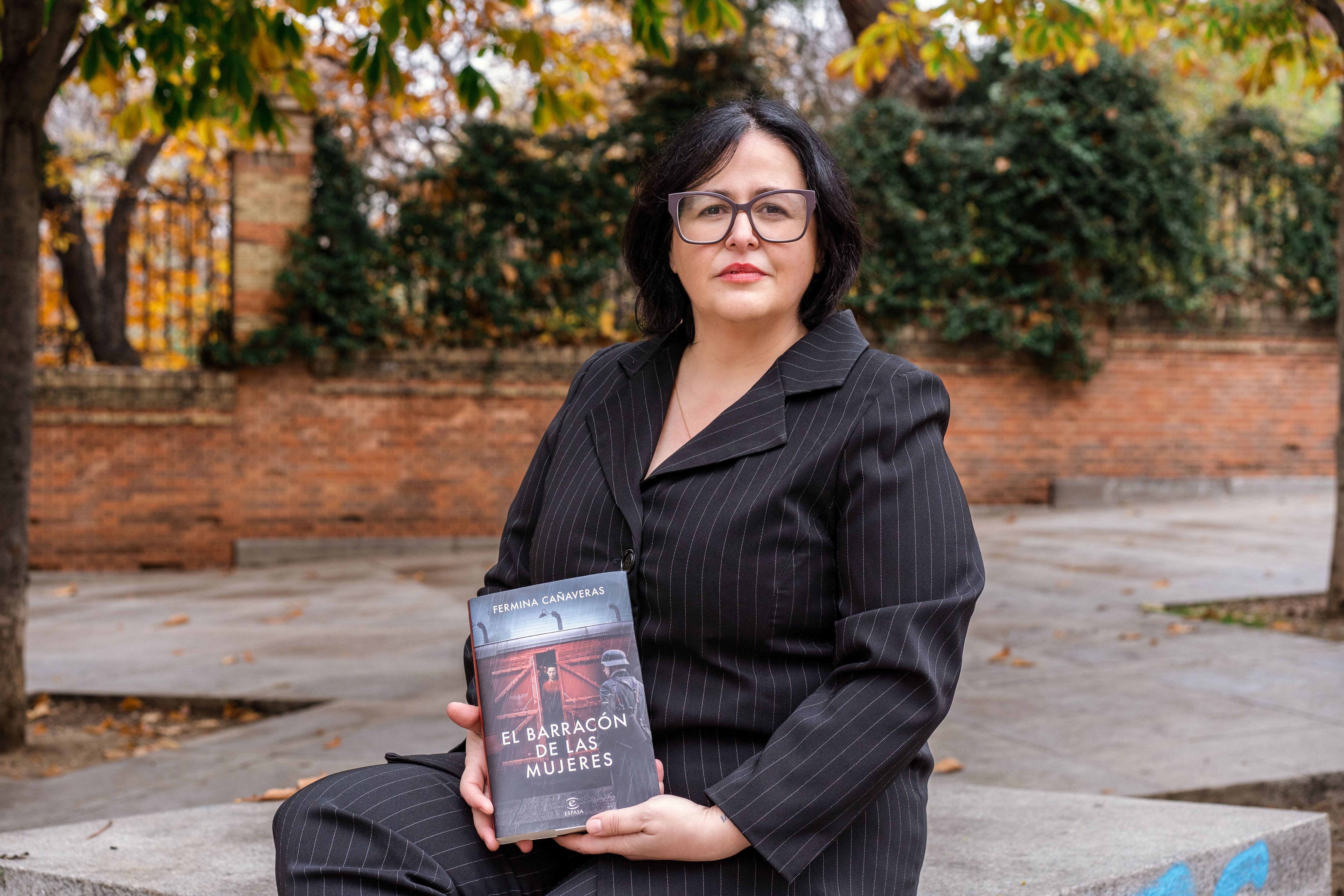 La escritora Fermina Cañaveras, con un ejemplar de su libro 'El barracón de las mujeres'.