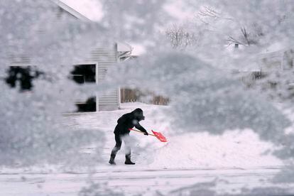 Un residente local quita nieve con una pala al final de un camino, el 22 de diciembre, en Urbandale, Iowa. 