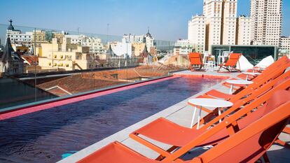 Piscina en la azotea del hotel Akeah Gran Vía, en Madrid