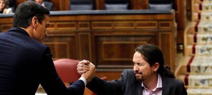 El líder de Unidas Podemos, Pablo Iglesias, saluda a Pedro Sánchez (i), tras su intervención ante el pleno del Congreso. 