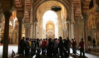 Un grupo de visitantes, en la mezquita de Córdoba.