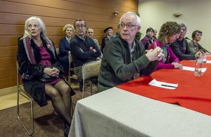A la izquierda, Rosa Rodero, viuda de Joseba Goikoetxea, asesinado por ETA, comparece junto al exconsejero del Gobierno vasco Joseba Azkarraga (primer término) en la presentación de una manifestación de apoyo a presos de ETA.