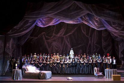 El Coro del Maestranza en <b><i>La Traviata</b></i>, la última ópera de la temporada que está aún en cartel.