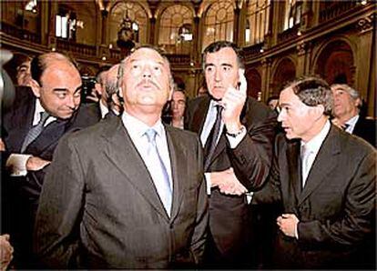 José María Castellanos (segundo por la derecha), con otros directivos y asesores de la colocación, ayer en la Bolsa de Madrid.
