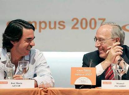 Manuel Pizarro y José María Aznar, durante un acto organizado por la FAES, el 11 de julio pasado.