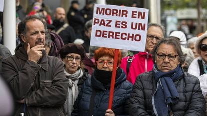 Manifestación a las puertas de los juzgados de plaza de Castilla, en Madrid, en favor de la despenalización de la eutanasia.
