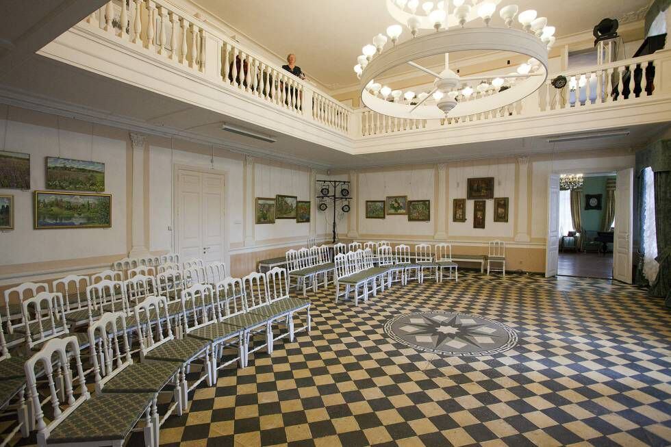 Vestíbulo de losas ajedrezadas de la finca de Rozhdéstveno, construida a finales del siglo XVIII.