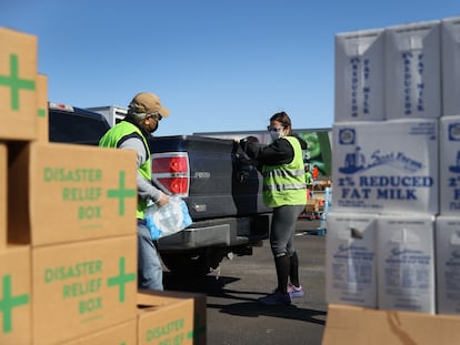 Unos voluntarios preparan la distribución de ayuda de emergencia, el sábado en Austin.