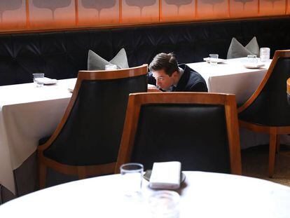 Un hostelero revisa el comedor de Eleven Madison Park, en Nueva York en 2017.