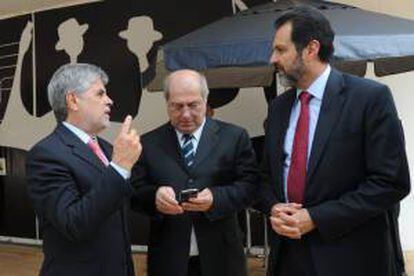 El presidente de la empresa Telefónica Vivo, Carlos Antonio Valente (i), conversa con el ministro brasileño de Comunicaciones, Paulo Bernardo Silva (c), y con el gobernador de Brasilia, Agnelo Queiroz (d), durante la presentación de una antena para redes de cuarta generación (4G), en Brasilia (Brasil).