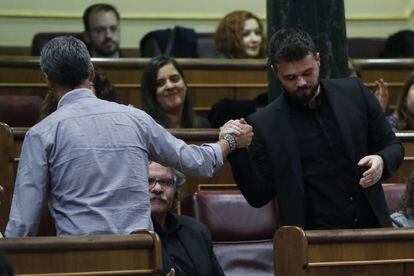El portavoz adjunto de ERC en el Congreso, Gabriel Rufián saluda al diputado de EH Bildu, Oskar Matute