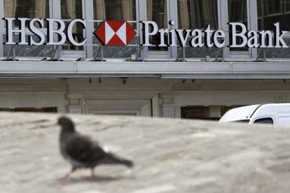 Fachada principal del edificio del Banco HSBC en la Plaza del Ródano de Ginebra, Suiza.