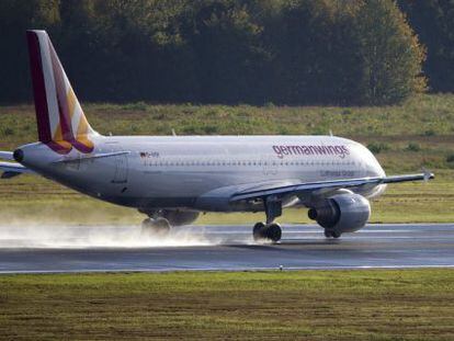 Fotografía de archivo del 16 de octubre de 2014 de un avión Airbus A320, el mismo modelo que se ha estrellado hoy. EFE