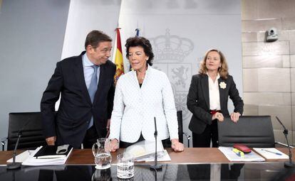 El ministro de Agricultura, Luis Planas; la ministra Portavoz, Isabel Celaá; y la ministra de Economía Nadia Calviño.