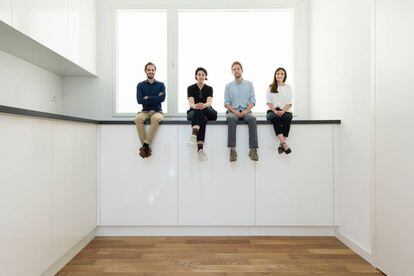 Alessandro Bosshard, Li Tavor, Matthew van der Ploeg y Ani Viherwaara, arquitectos del pabellón suizo, sentados en su interior.
 
 