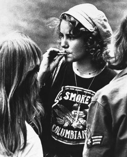 Una mujer fuma marihuana durante una protesta en la Universidad de Maryland en 1977.