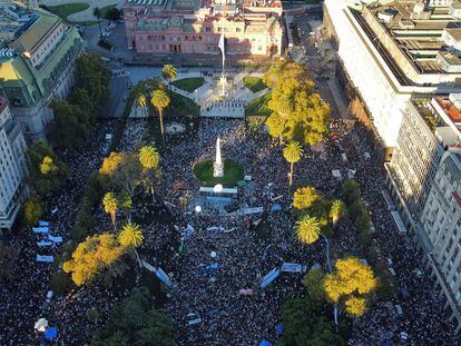 Vista general de la Plaza de Mayo, durante la manifestación de este martes.