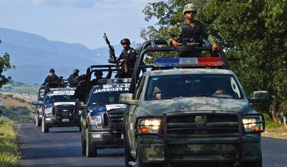Un convoy de polic&iacute;as federales y militares en Iguala.