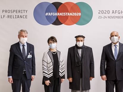 El ministro de Exteriores de Finlandia y la representante de Naciones Unidas, junto a los ministros afganos de Finanzas y Exteriores, este martes durante la Conferencia de Donantes organizada desde la sede de la ONU en Ginebra.