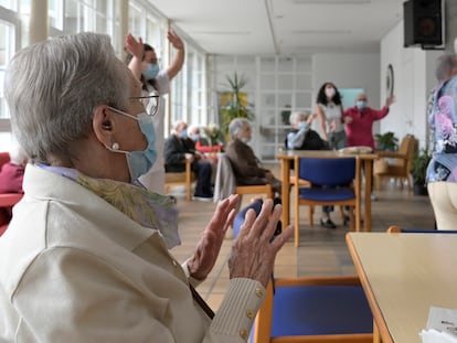 Varios ancianos en una de las salas de la residencia de mayores de Carballo, el 19 de junio en A Coruña.