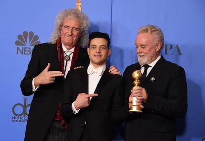 Rami Malek, ganador a Mejor actor de una película dramática por 'Bohemian Rhapsody', flanqueado por Brian May, a la izquierda, y Roger Taylor, componentes de Queen.