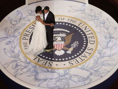 Michelle y Barack Obama, bailan en una fiesta en 2009.