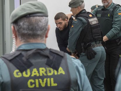 Agentes de la Guardia Civil trasladaban este lunes a los juzgados de Barbate (Cádiz) a uno de los detenidos.