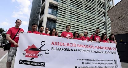 Concentración para reclamar el pago de las ayudas a la vivienda, este lunes, ante la consejería.