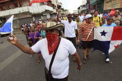 Un grupo de personas fue registrado este sábado al marchar por las calles de la ciudad de Colón (Panamá), en rechazo a la ley de venta de tierras en la Zona Libre la ciudad.