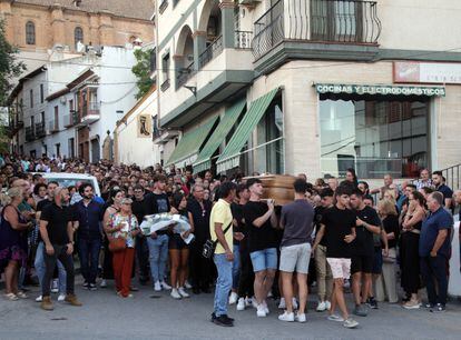 Los vecinos de Íllora durante el funeral de Juan Trujillos, este martes.