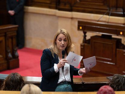 La consejera de Economía y Hacienda de la Generalitat, Natàlia Mas, en una intervención en el pleno del Parlament.