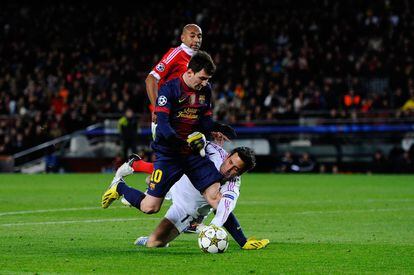 El delantero barcelonista es presionado por el Artur, portero del Benfica, durante un partido de la Champions en Barcelona a finales de 2012.
