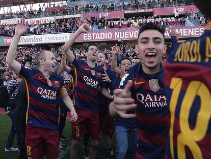 Los jugadores del Barcelona celebran el t&iacute;tulo de Liga.