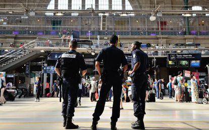 Policía francesa en una estación de París.