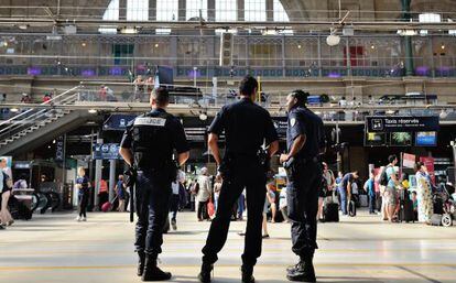 Polic&iacute;a francesa en una estaci&oacute;n de Par&iacute;s.