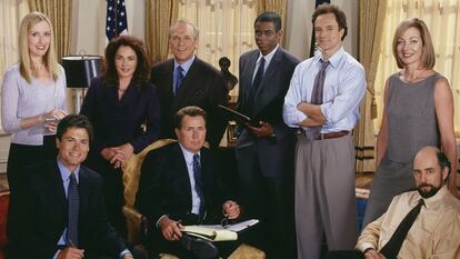 Y si hay series donde los diálogos son rápidos esas son, sin duda, las creadas por Aaron Sorkin. Un buen ejemplo es esta ficción, disponible en HBO MAX, que a lo largo de siete temporadas hizo las delicias de los amantes de la política. En la administración del presidente Josiah Bartlet (Martin Sheen), los asesores y altos cargos son brillantes y siempre tienen en la cabeza el dato y la cita necesaria, gracias a un magnífico guion. Algunos de los capítulos de esta serie tratan problemas que pueden plantearse a día de hoy en muchos despachos presidenciales. 