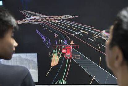 Muestra del comportamiento y de los datos transmitidos y recibidos por el coche sin conductor de Baidu