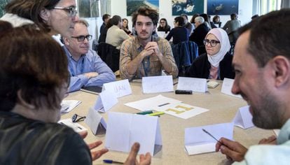 Participantes en unas jornadas para estudiar el papel que desempeña la comunicación científica en el conocimiento y las creencias de la ciudadanía europea.
