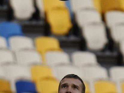 Shevchenko observa el balón durante un entrenamiento.