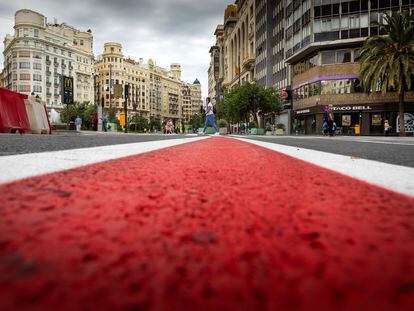 Las nuevas señales en el suelo de la plaza del Ayuntamiento de Valencia recién cortada al tráfico.
