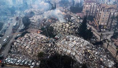 Vista aérea tomada este miércoles por un dron en la que se aprecian varios edificios colapsados en Hatay (Turquía). 