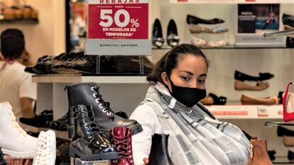 Una mujer observa los productos con descuento de una tienda de zapatos en el centro de Ciudad de México.