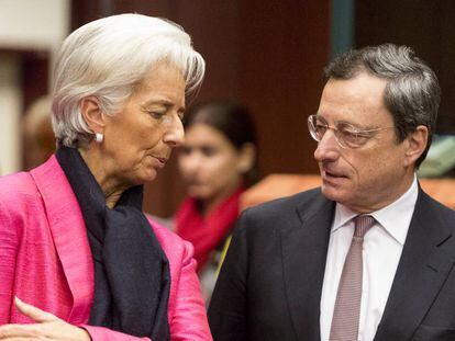 Mario Draghi junto a Christine Lagarde, cuando era directora gerente del FMI, en un Eurogrupo en Bruselas en noviembre de 2012. 