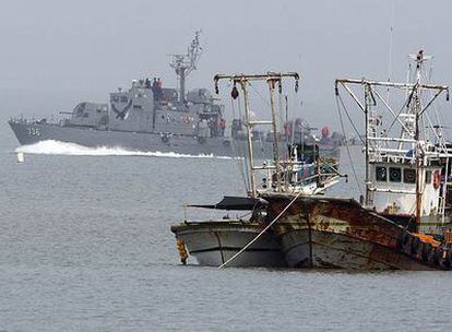 Un buque de guerra surcoreano patrulla las aguas fronterizas con Corea del Norte cerca de la isla de Yeonpyeong.