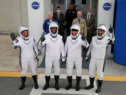 Los cuatro astronautas, tres estadounidenses y uno japonés (Mike Hopkins, Victor Glover, Shannon Walker y Soichi Noguchi), se despiden antes de subir al cohete de SpaceX.